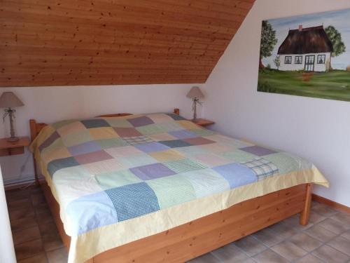 a bedroom with a bed in a room at Ferienwohnung-Strandkorb in Ulsnis