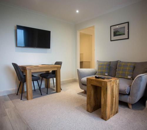 TV a/nebo společenská místnost v ubytování Cruinn Bheinn Luxury Self Catering Apartments