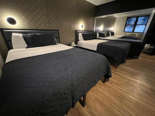 Postel nebo postele na pokoji v ubytování Cabana Hotel Yankee Stadium