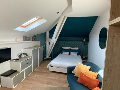 1 dormitorio con 1 cama y 1 sofá en Le Seven, en Burdeos