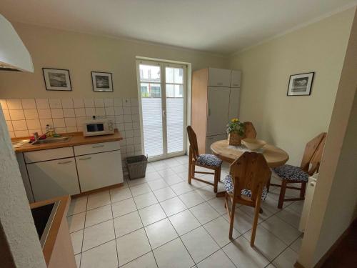 Una cocina y un comedor con mesa y sillas. en Appartement Residenz Bellevue Usedom Whg 31, en Zinnowitz