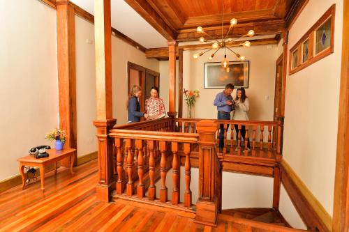 un grupo de personas de pie en una escalera en una casa en Hostal La Cofa, en Viña del Mar