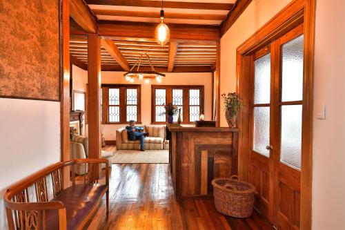 a living room with a couch and a table at Hostal La Cofa in Viña del Mar