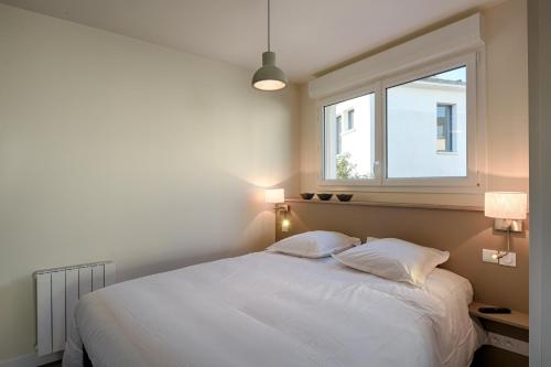 מיטה או מיטות בחדר ב-Le Baron Centre - Garage privé - Wifi fibre - classé 3 étoiles