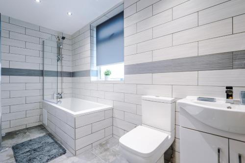 Rest&Recharge at Karma House (5-Bedroom, 8 beds, Free Parking)