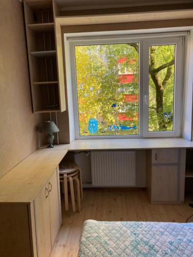 ein Fenster in einem Zimmer mit einem Schreibtisch davor in der Unterkunft Find for the traveler in Tallinn
