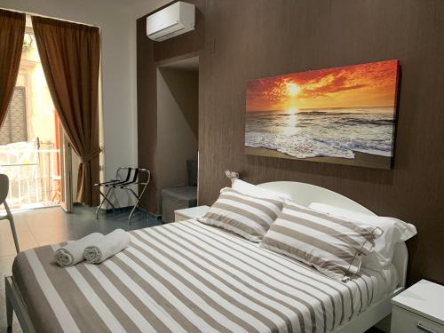 een slaapkamer met een bed met handdoeken erop bij Mascalzone latino luxury rooms in Napels