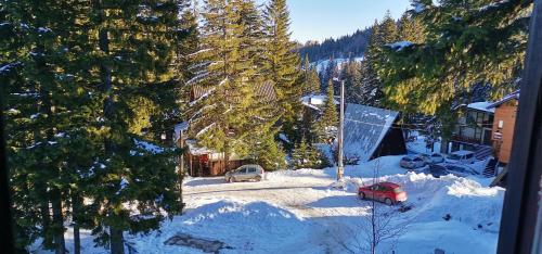 an aerial view of two cars parked in the snow at Dvoetažni apartman NEW YORK in Jahorina
