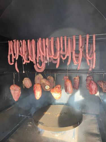 Kemudahan BBQ tersedia untuk tetamu di rumah percutian