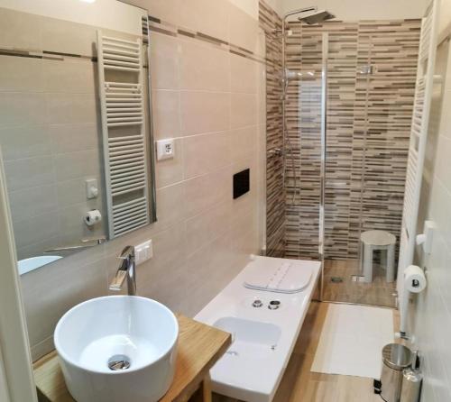 蘇塞加納的住宿－Locanda GIOVI CA' DI PONTE，白色的浴室设有水槽和淋浴。