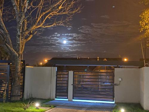 una casa de noche con la luna en el fondo en La Escondida Salta 3 en Salta