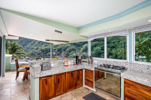 Η κουζίνα ή μικρή κουζίνα στο Puerto Vallarta South Shore Luxury Suites,