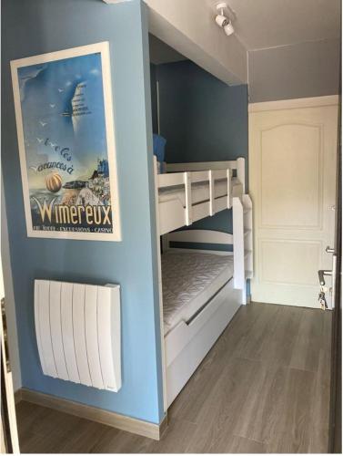 Ce lit superposé se trouve dans un dortoir. dans l'établissement La Naturelle 227 Wimereux, à Wimereux