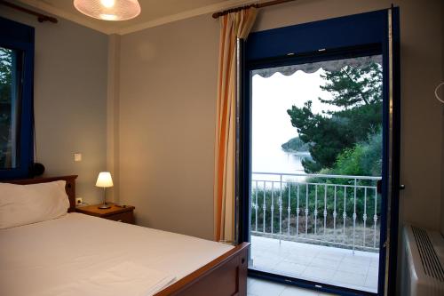 um quarto com uma grande janela com vista para a água em Villa Niki em Plataria