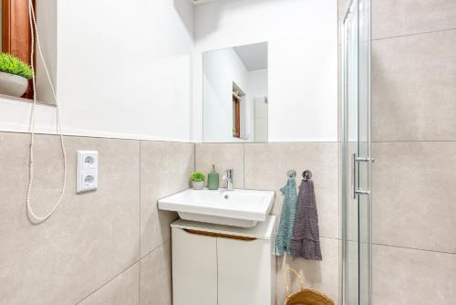 ein Bad mit einem Waschbecken und einer Dusche in der Unterkunft Apartment Rio in Winterberg