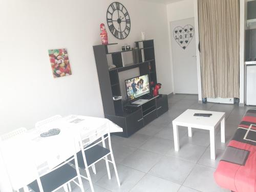 TV a/nebo společenská místnost v ubytování Bel Appartement T2 Climatisé avec piscine Poitiers-Futuroscope-CREPS de Poitiers