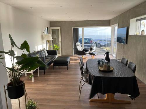 Posezení v ubytování Modern Apartment With City & Oceanside View