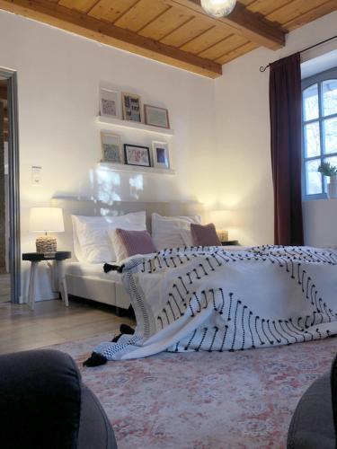 Χώρος καθιστικού στο 44 George House - Pool, Jacuzzi, Sauna, View