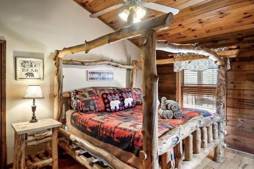 1 dormitorio con 1 cama en una cabaña de madera en Love Shack en Sevierville