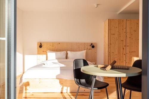 a bedroom with a bed and a table and chairs at stuub saig in Lenzkirch