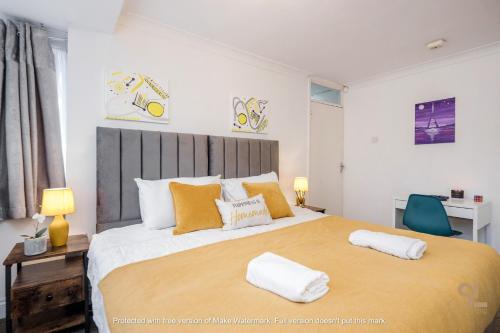 Łóżko lub łóżka w pokoju w obiekcie Enfield House by Svelte Living