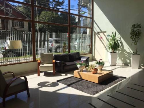 a living room with a couch and a coffee table at Precioso apartamento 1D+1B // Jumbo+centro 5 min in Puerto Montt