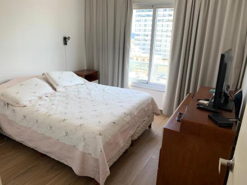 Ένα ή περισσότερα κρεβάτια σε δωμάτιο στο Departamento Santos Dumont Punta del Este