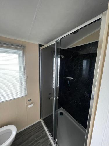 Ένα μπάνιο στο Luxury Caravan - WI-FI and SMART TV newly installed