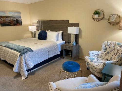 1 dormitorio con 1 cama, 1 sofá y 1 silla en Discovery Inn, en Friday Harbor