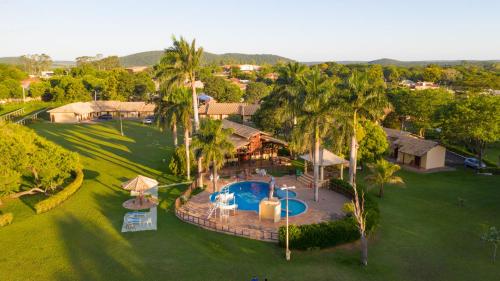 an aerial view of a house with a swimming pool at Hotel Pousada Arauna in Bonito