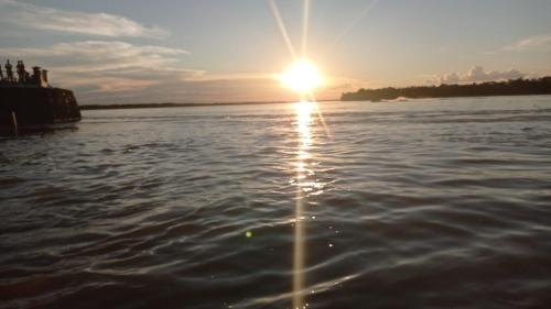 um pôr do sol sobre uma massa de água em Paraiso de Aruanã - Rio Araguaia - Imóvel recém construído!! NOVÍSSIMO!!!! A PISCINA É AQUECIDA!!! em Aruanã