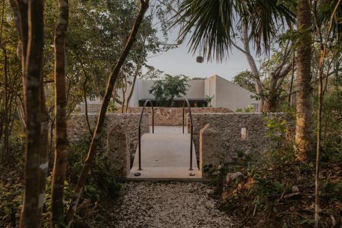 um portão para uma casa no meio de uma floresta em Galopina em Seyé