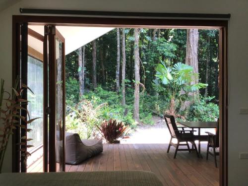 Diwan的住宿－Forest views，滑动玻璃门通向带桌子的庭院