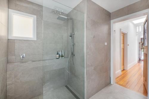 Ett badrum på Warwick St Retreat! 3 Bedroom House With Parking