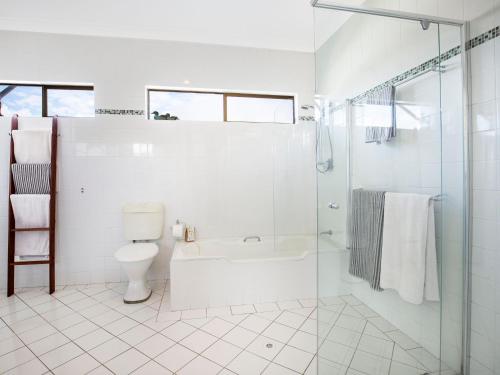 Koupelna v ubytování Saltbush Cottage Pet Friendly 1 Min Walk to Beach