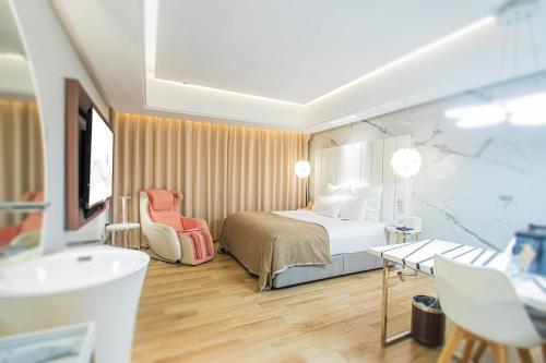 Cette chambre comprend un lit et un bureau. dans l'établissement Chao Motel, à Taoyuan