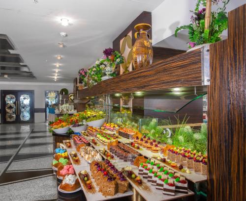 een buffet lijn met veel verschillende soorten eten bij Beach Club Doganay Hotel - All Inclusive in Konaklı