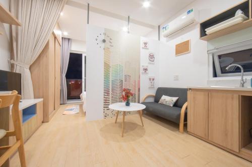 een woonkamer met een bank en een tafel bij ICASA Serviced Apartment in Ho Chi Minh-stad