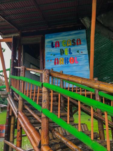 a sign on the side of a building at Tree House Finca La Floresta Verde in Rizaralda