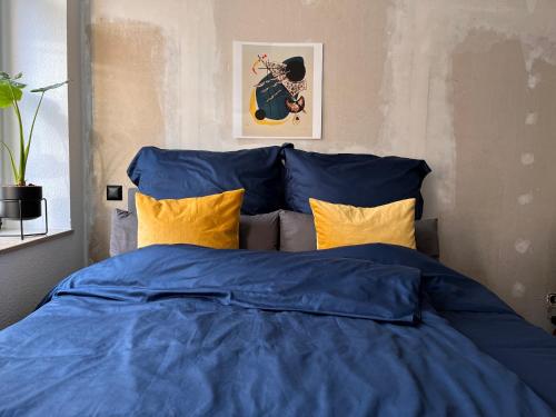 Postel nebo postele na pokoji v ubytování Stilvoller Altbau mit Balkon - 10 min to center