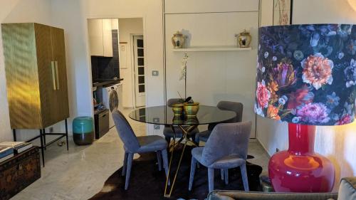 Una sala de estar con una mesa de cristal y sillas. en Saint Jean Cap Ferrat, en Saint-Jean-Cap-Ferrat
