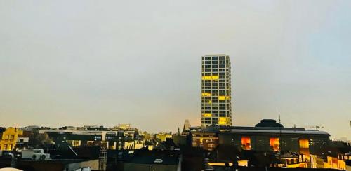 een uitzicht op een stad met een hoog gebouw bij Studio Antwerp Central Station in Antwerpen