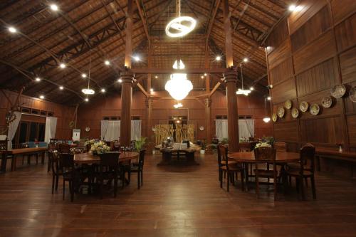 A restaurant or other place to eat at Kasuari Exotic Resort Magelang