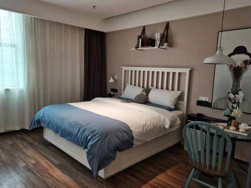 Ένα ή περισσότερα κρεβάτια σε δωμάτιο στο 银座精宿菏泽中华路银座商城火车站店