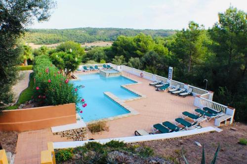 - une piscine avec des chaises longues dans l'établissement Appartamento Marianda - Son Bou, à Son Bou