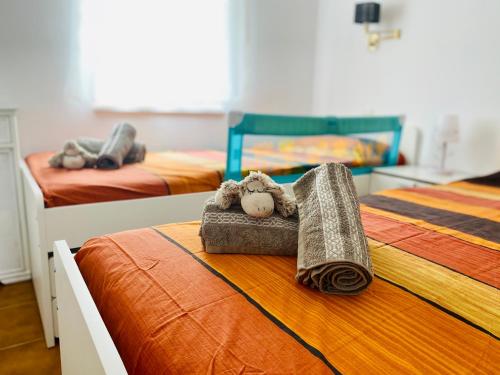 Pokój z 2 łóżkami, misiem i ręcznikiem w obiekcie Appartamento Marianda - Son Bou w Son Bou