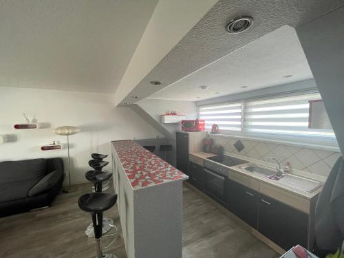 eine Küche mit einer Theke und einem Waschbecken in einem Zimmer in der Unterkunft Richter Apartments Finsterwalde in Finsterwalde