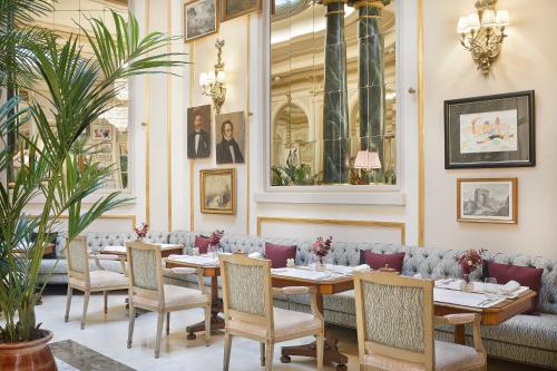 A restaurant or other place to eat at Hotel El Palace Barcelona