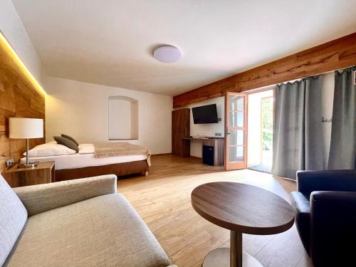 um quarto de hotel com uma cama e uma mesa em Dvůr Pecínov em Benesov