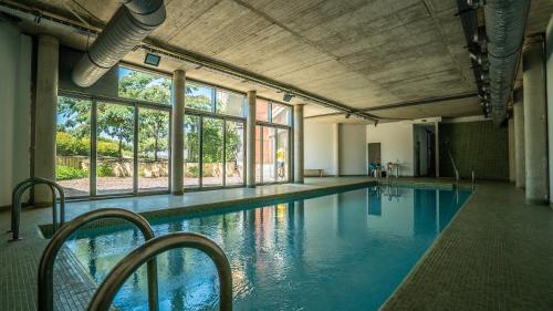 Piscine de l'établissement Green door Loft with indoor swimming pool & SPA. ou située à proximité